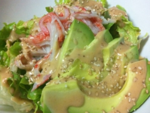 アボカドとカニカマの彩りサラダ